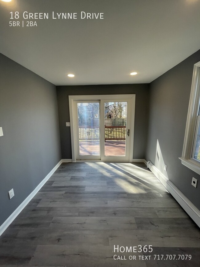 Building Photo - 18 Green Lynne Drive - Beautiful 5 Bedroom...