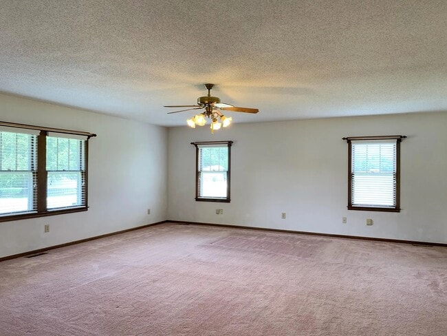 Building Photo - 600 Garrison Rd