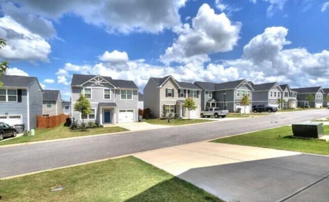 Building Photo - Spacious 4/2.5 Move In Ready Now