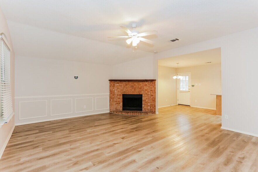 Building Photo - 526 Berryhill Dr