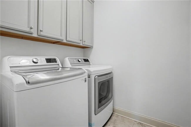 Building Photo - 2500 Skyland Dr NE