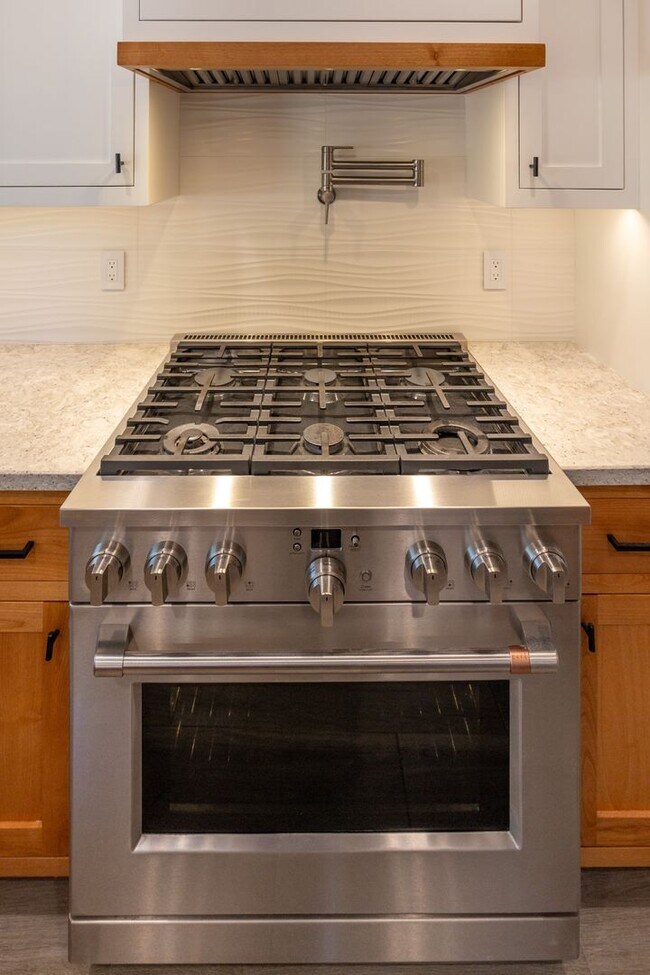 Building Photo - Amazing 4 bedroom home in one of Castro Valley's most desirable neighborhoods.  Owned solar!