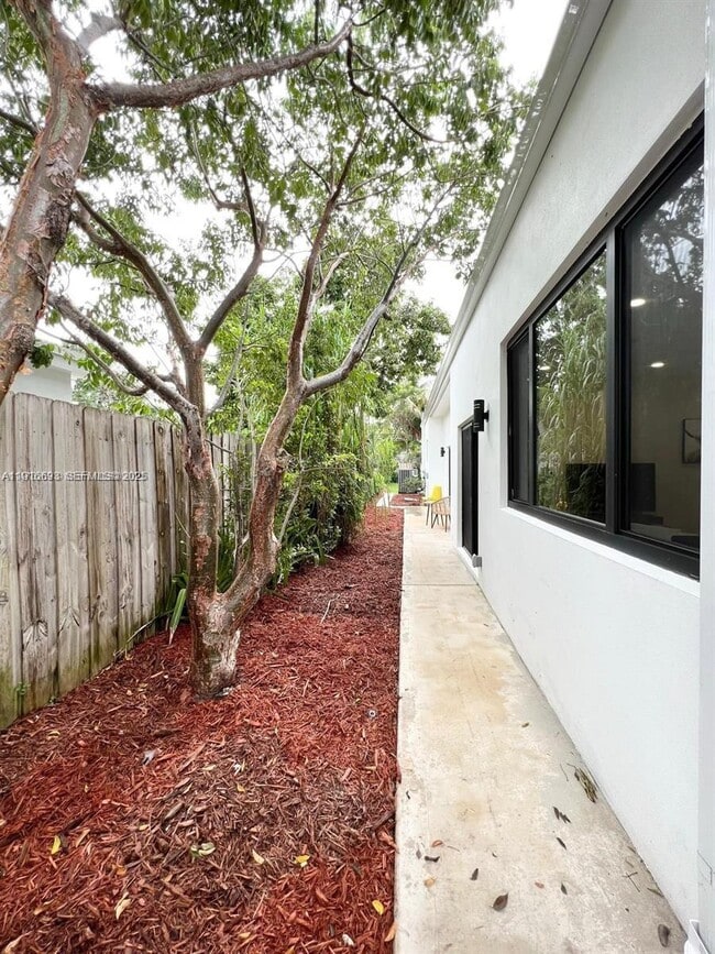 Building Photo - 2150 SW 46th Ct