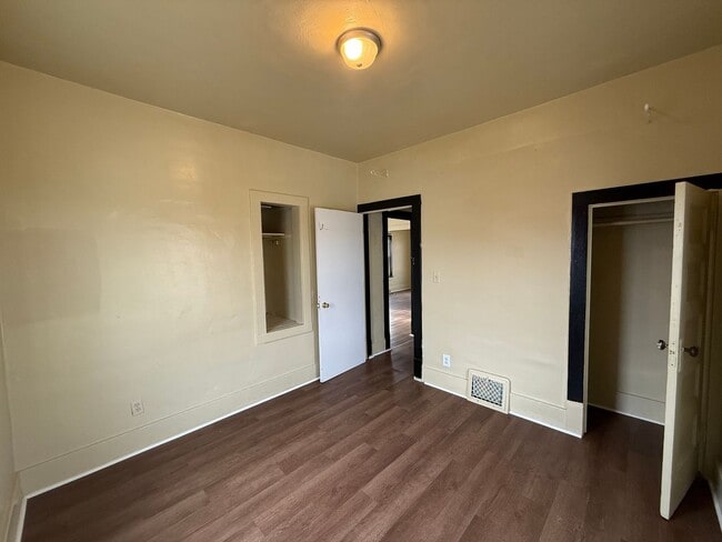 Building Photo - Two bedroom, one bathroom, pet friendly home located in Scottsbluff, NE.