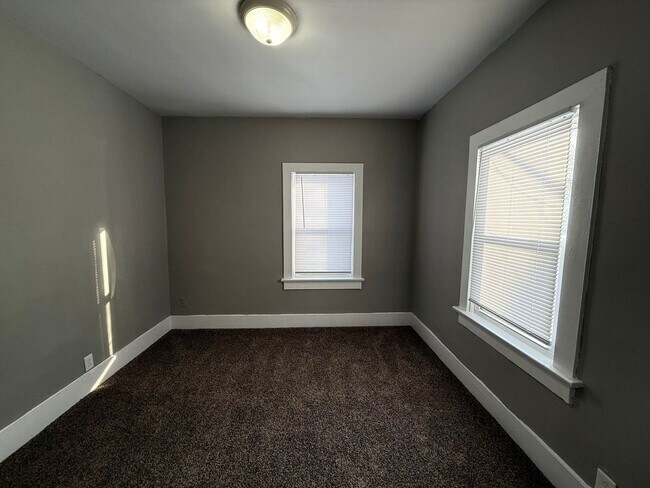 Building Photo - 2136 Fox Ave