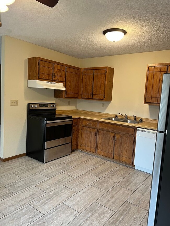 Building Photo - Tower Heights