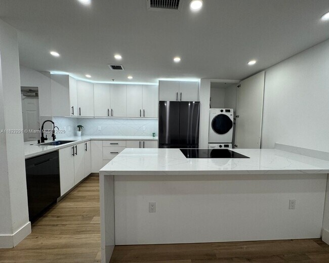 Building Photo - 6630 NW 114th Ave