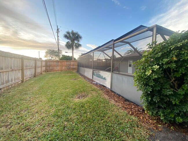 Building Photo - 3/2 Pool Home in Fairway Estates