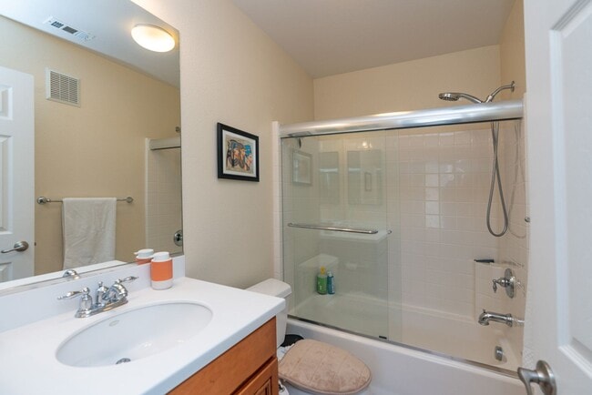 Building Photo - 3 Bedroom Townhome in the Escala Community of Mission Valley