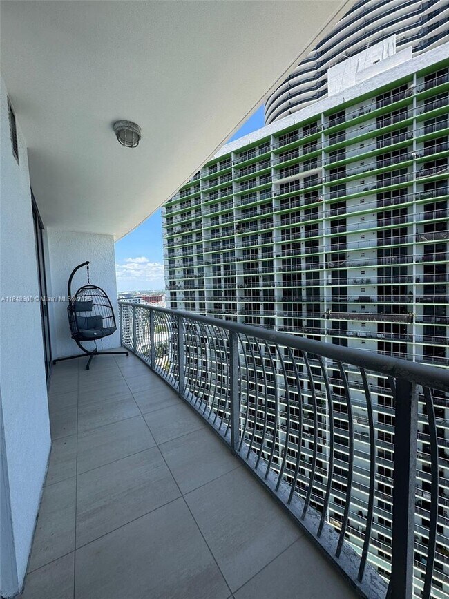 Building Photo - 1750 N Bayshore Dr