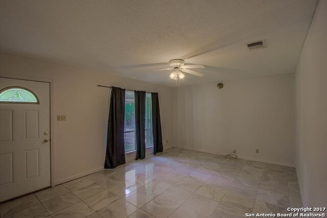 Building Photo - OFFERING 1-MONTH FREE RENT!!