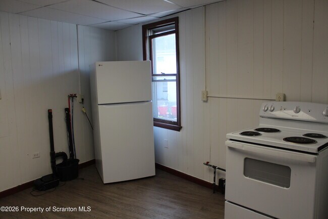 Building Photo - 61 Fallbrook St