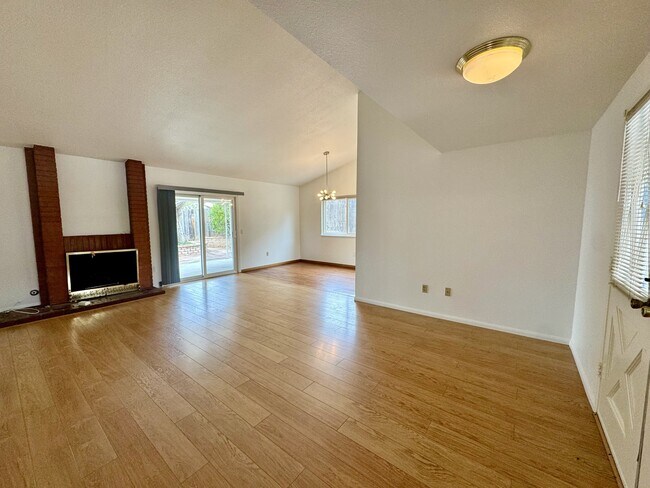 Building Photo - 2027 Fuerte Ln