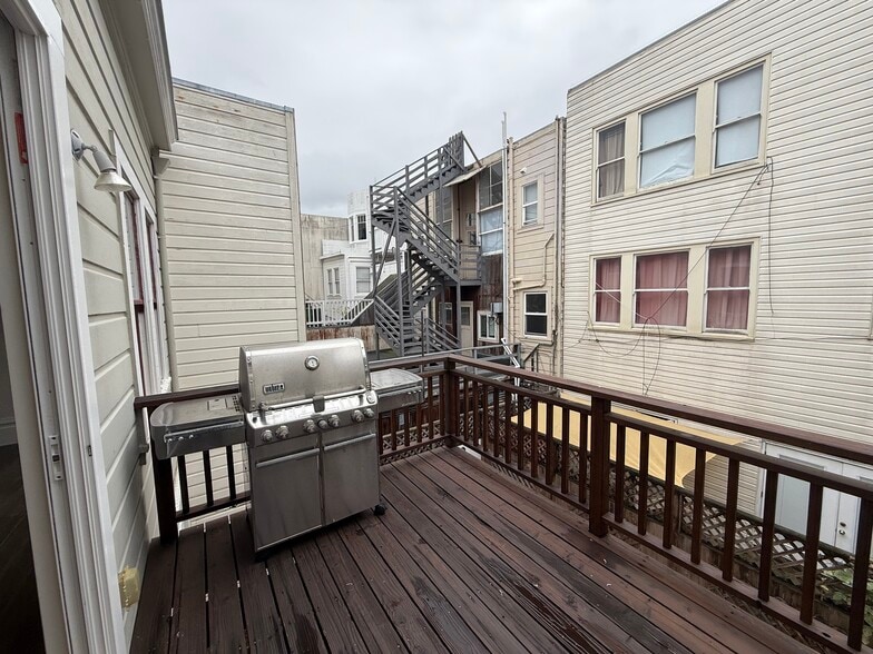 Deck with BBQ - 115 Magnolia St