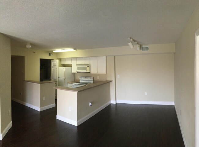 Building Photo - 161 SW Palm Dr