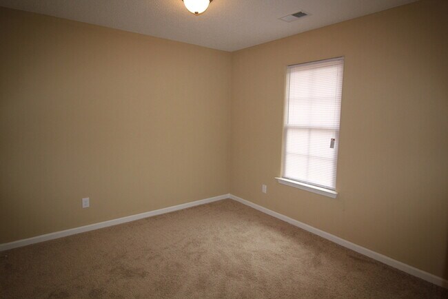 Building Photo - Great Location and Priced to Move-Cordova Home