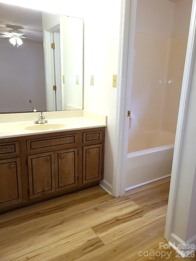 Building Photo - 2016 Oakdale Rd