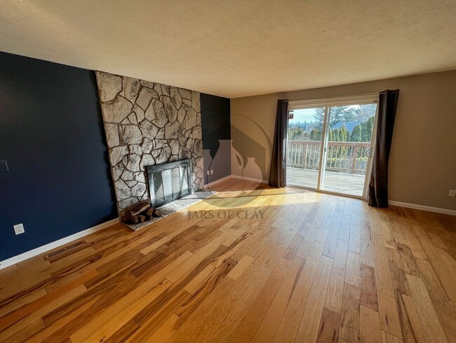 Building Photo - Winter Move in Special* $700 Off First Full Months Rent***