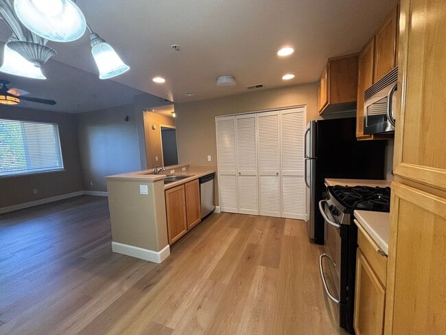 Building Photo - Move In Special 1/2 off 1st Month Rent: Ea...