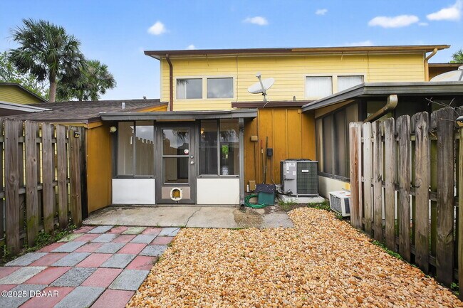 Building Photo - 168 W Sandalwood Ct