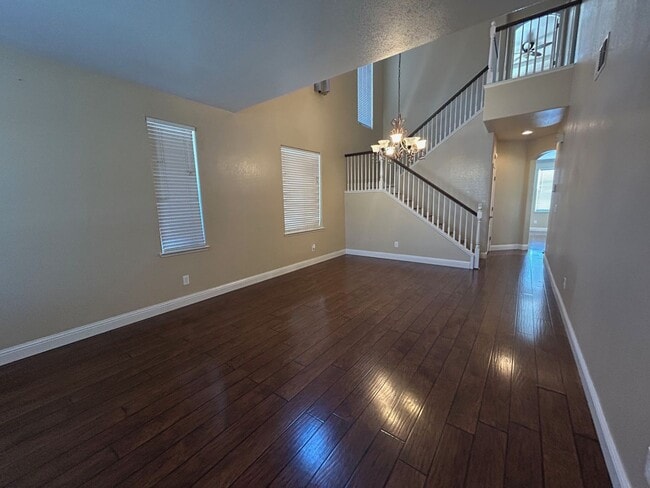 Building Photo - Beautiful & Spacious 4-Bedroom, 3-Bath Hom...