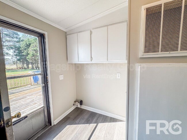 Building Photo - 2057 Oakley Rd