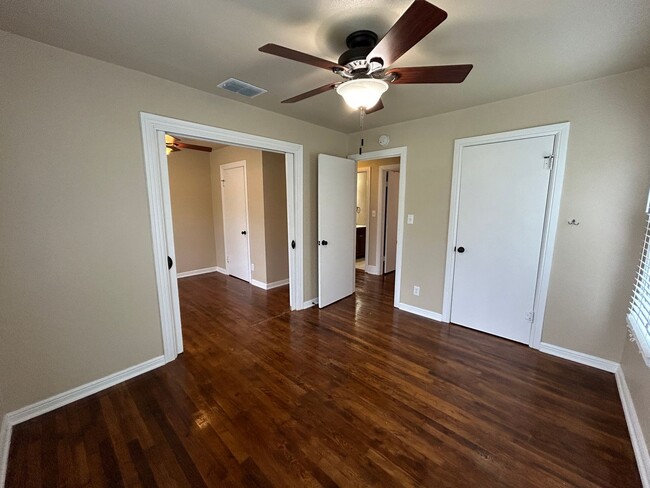 Building Photo - 4/2.5 House With Extra Room Or Office Spac...