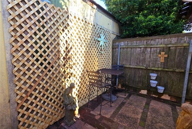 Building Photo - 611 Lyons St