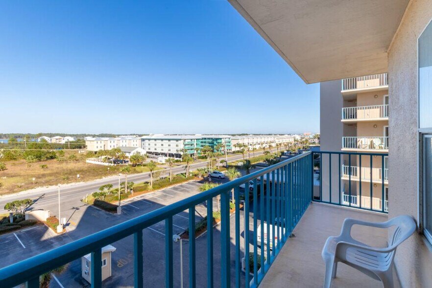 Building Photo - 969 W Beach Blvd