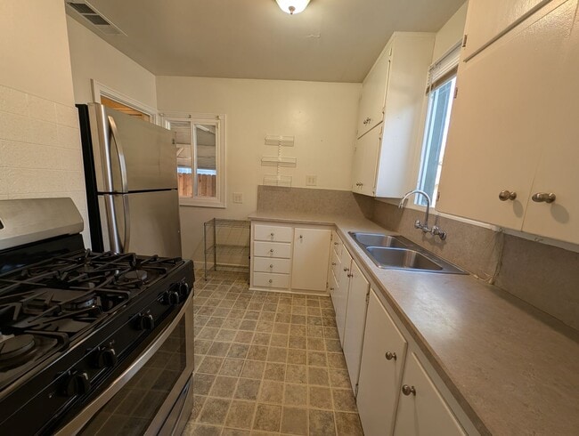 Building Photo - 3 Bedroom 1 Bath Near Redding Library