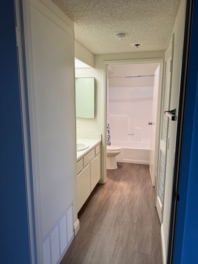 Building Photo - Excellent Value and Clean Apartment