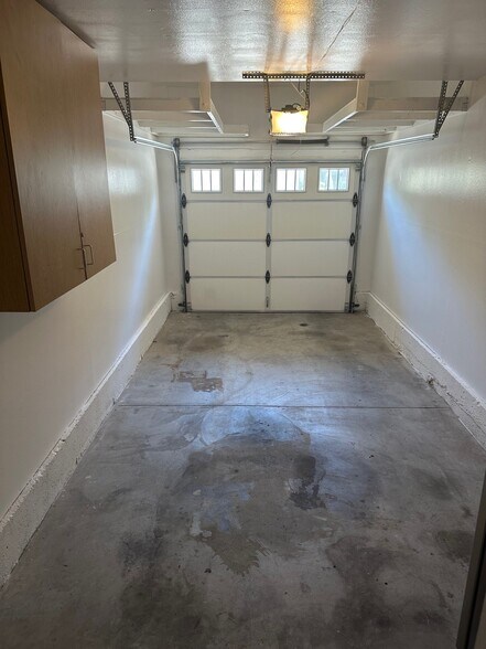 Direct-access private garage - 35 Santa Agatha