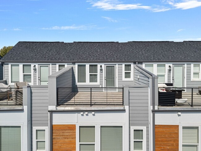 Building Photo - Like New Townhome Ready for Immediate Move-In!!! Bryant Park in West End