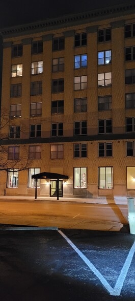 Building Photo - 225 E High St