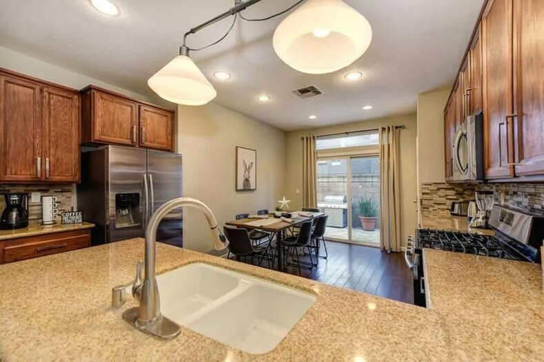 Building Photo - 205 Dragonfly Cir