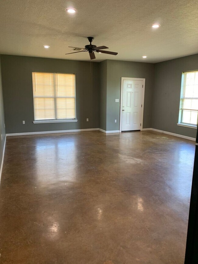 Building Photo - Apartment for lease