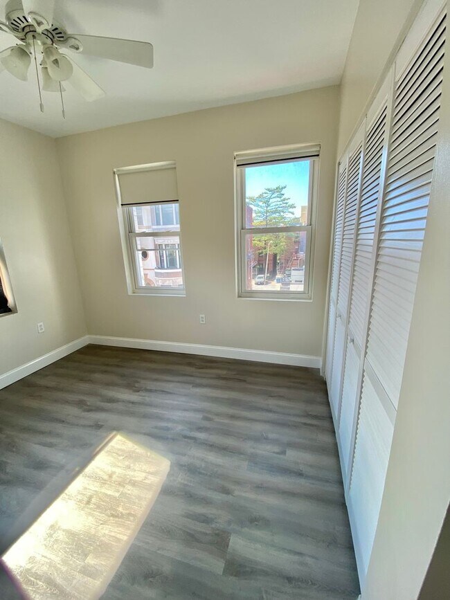 Building Photo - Large  Sunny Dupont Circle 2 bed 2 bath Ap...