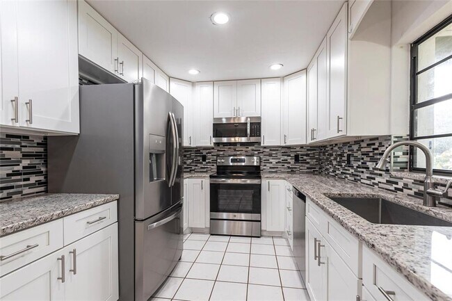 Building Photo - 5846 Deer Hollow Ln E
