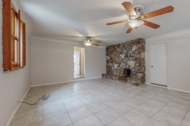 Building Photo - 612 Truman St SE