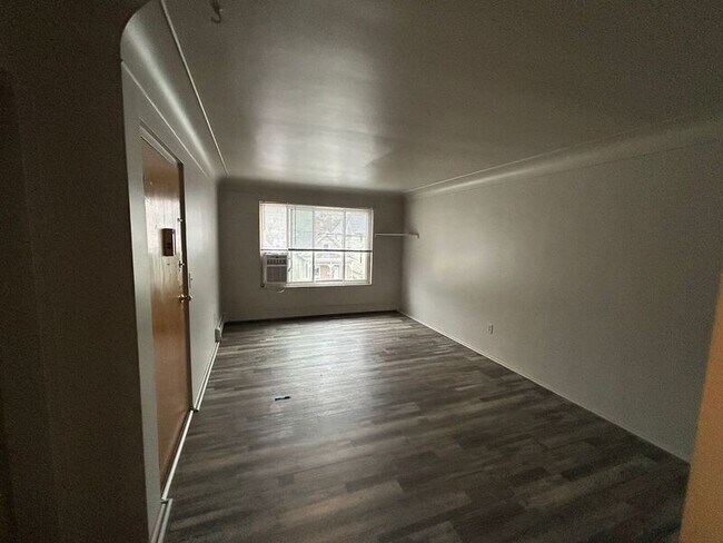 Building Photo - 325 Pike St