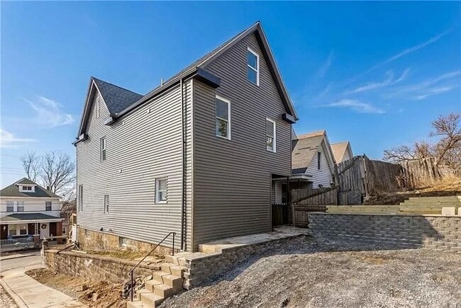 Building Photo - 4 bed 2.5 bath - stunning home, great location, must see.