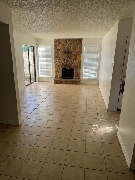Building Photo - 17401 Red Oak Dr