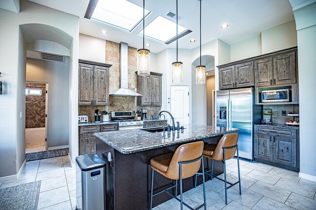 Building Photo - Beautiful 4 bedroom 2.5 bathroom