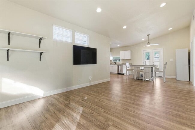 Building Photo - 1302 E Louisiana Ave