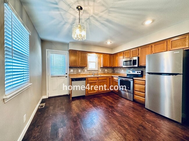 Building Photo - Updated Kitchen, Composite Deck and Refrig...
