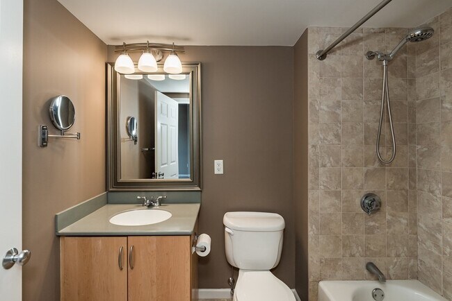 Building Photo - 210 Broadway