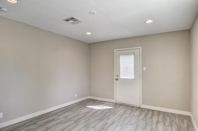 Building Photo - 4005 N 15th Ave