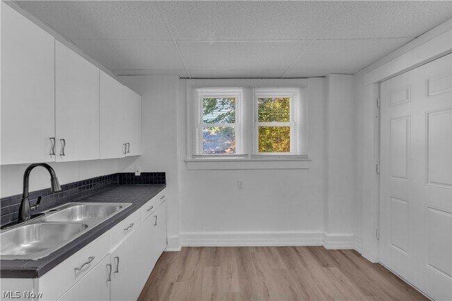 Building Photo - 712 Roselle Ave