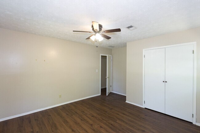 Building Photo - COMING SOON - 3 Bedroom 2 Bathroom Open Floorplan