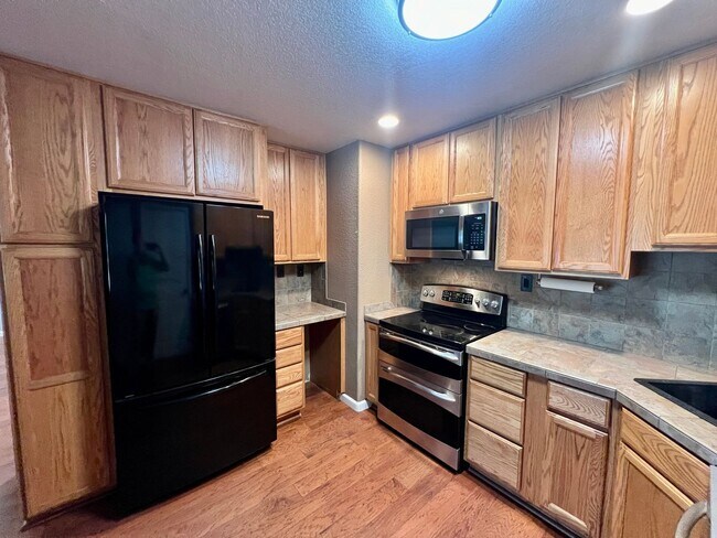 Building Photo - Well maintained single story on over half an acre lot!